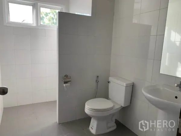 店屋 出售在Lat Phrao, Bangkok - 明亮的瓷砖卫生间，配马桶、洗手盆与独立淋浴区。