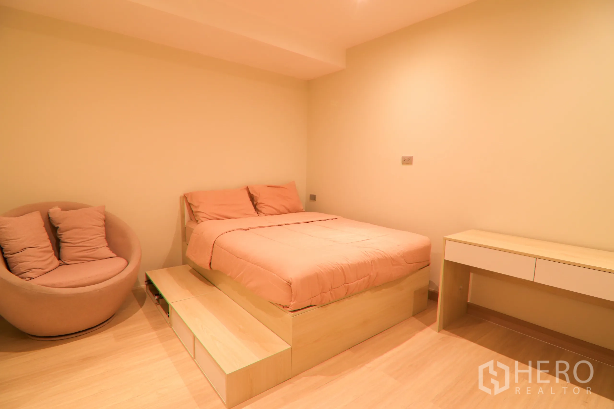 อาคารพาณิชย์ ให้เช่าในWatthana, Bangkok - ห้องนอนแสงอบอุ่น เตียงยกพื้นและเก้าอี้นั่งเล่นทรงกลม