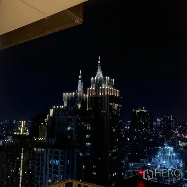 公寓 出租在Pathum Wan, Bangkok - 夜晚的曼谷天际线，灯光点亮的高层建筑