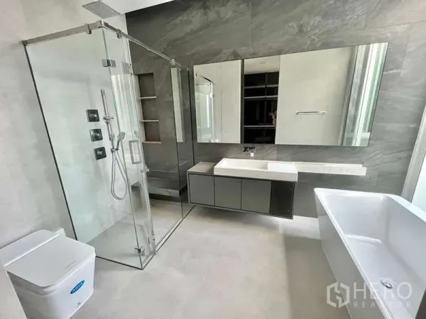 独立式住宅 出租或出售在Bang Phli, Samut Prakan - 现代卫浴，玻璃淋浴间、独立浴缸与大幅镜面洗手台。