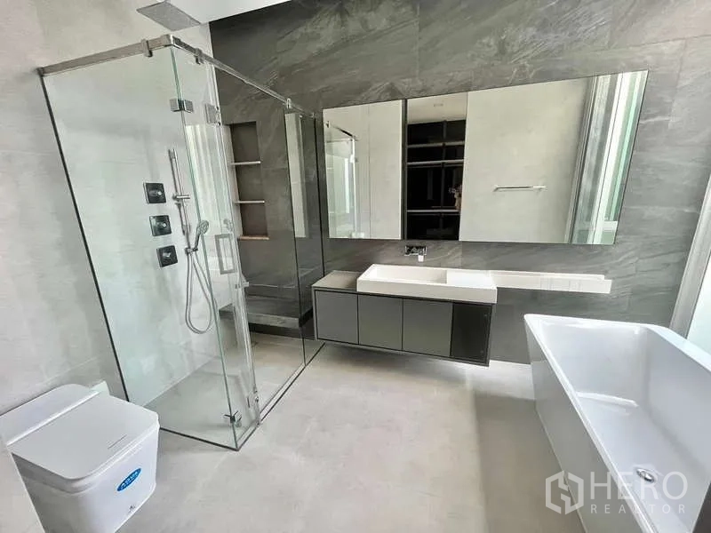 独立式住宅 出租或出售在Bang Phli, Samut Prakan - 现代卫浴，玻璃淋浴间、独立浴缸与大幅镜面洗手台。