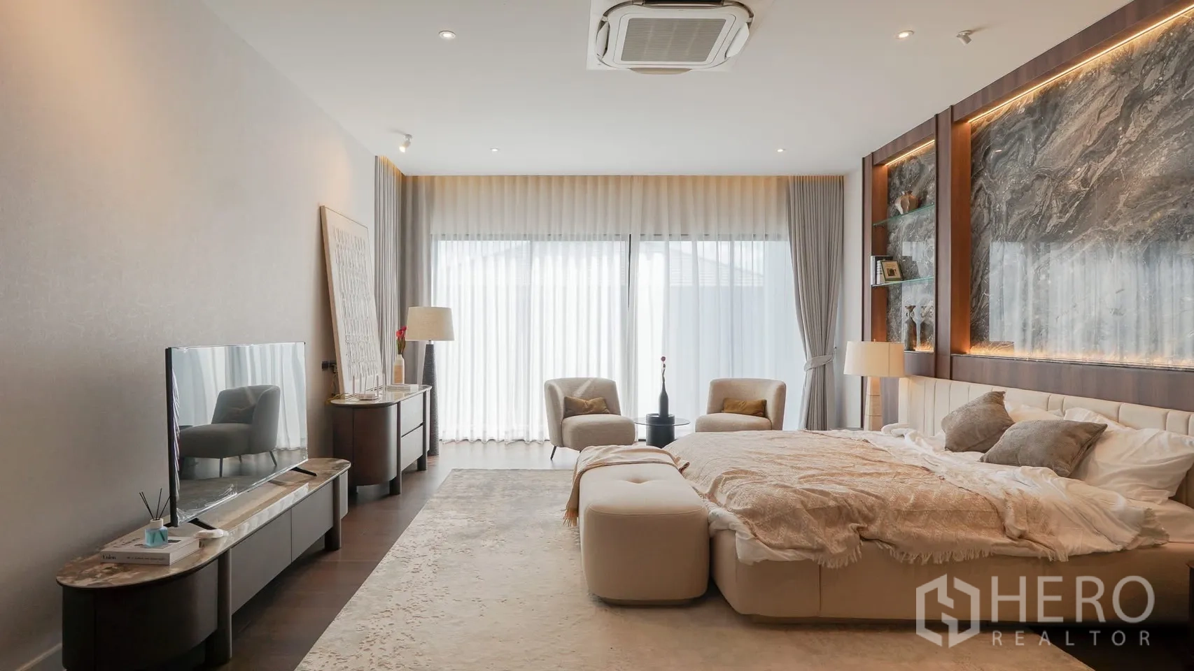 独立式住宅 出租或出售在Bang Kapi, Bangkok - 次卧配软包床、床头柜与单椅。