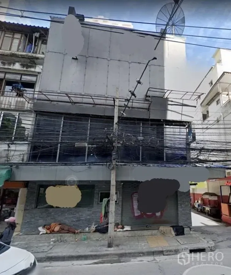 อาคารพาณิชย์ ให้เช่าในKhlong Toei, Bangkok - ด้านหน้าอาคารพาณิชย์หลายชั้นริมถนนในคลองเตย กรุงเทพฯ มีประตูม้วนและพื้นที่ติดป้าย