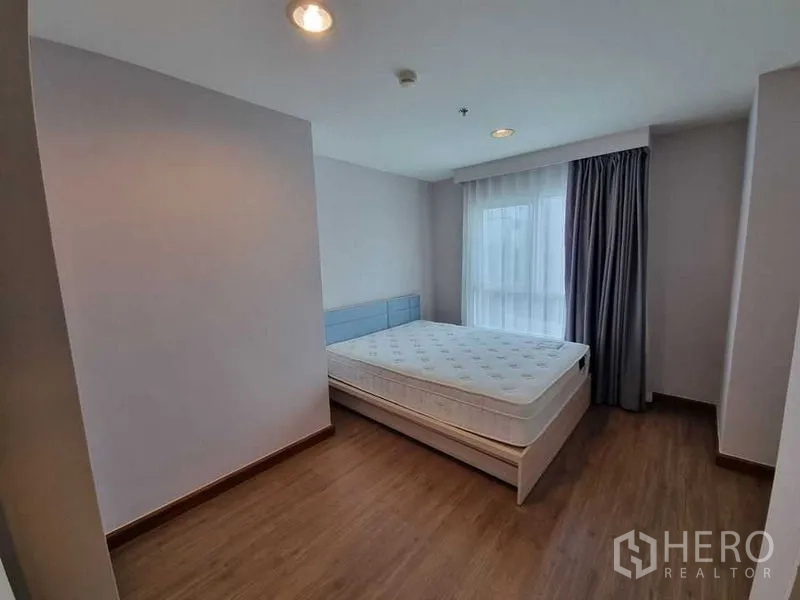 公寓 出租在Huai Khwang, Bangkok - 主卧配大床、窗户与纱帘。