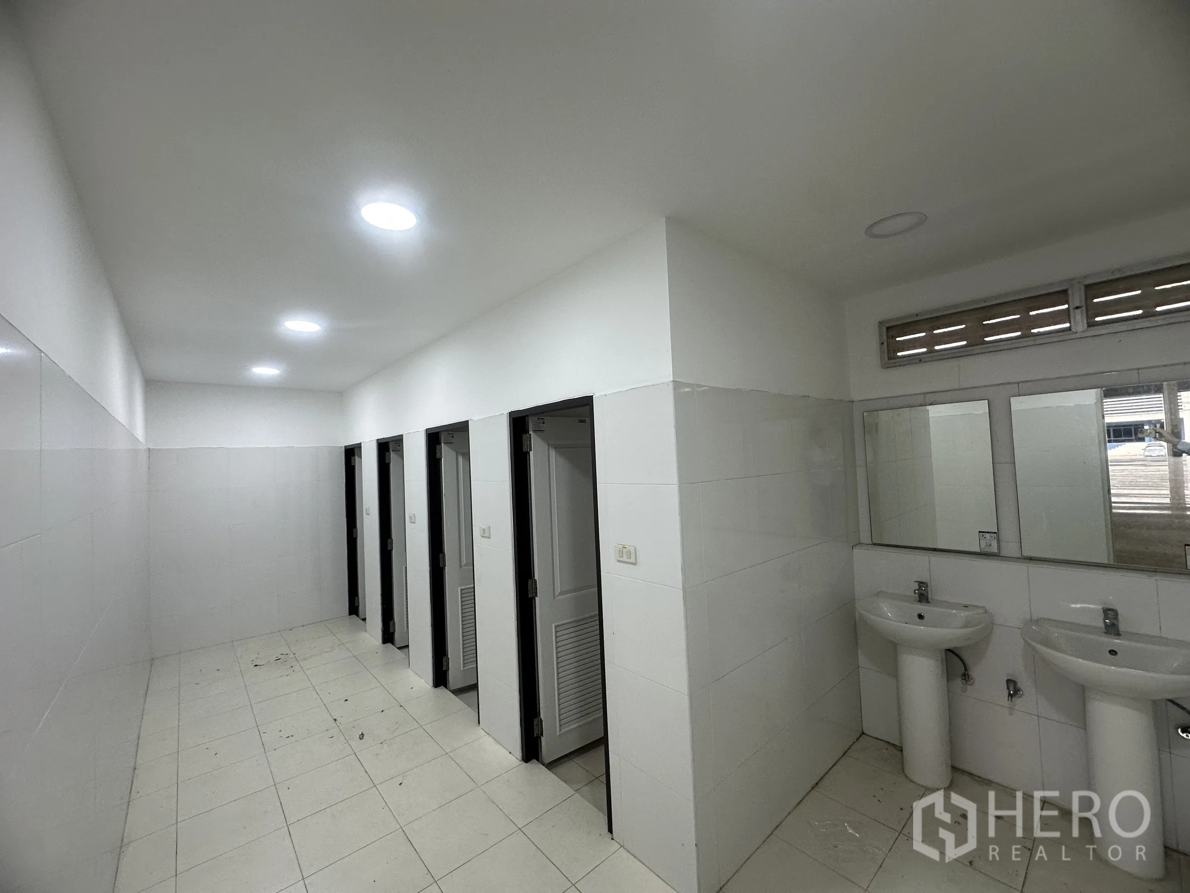 โกดัง for rent in Mueang Samut Prakan, Samut Prakan - ห้องน้ำภายในอาคารมีห้องสุขาหลายห้อง อ่างล้างมือ และกระจก