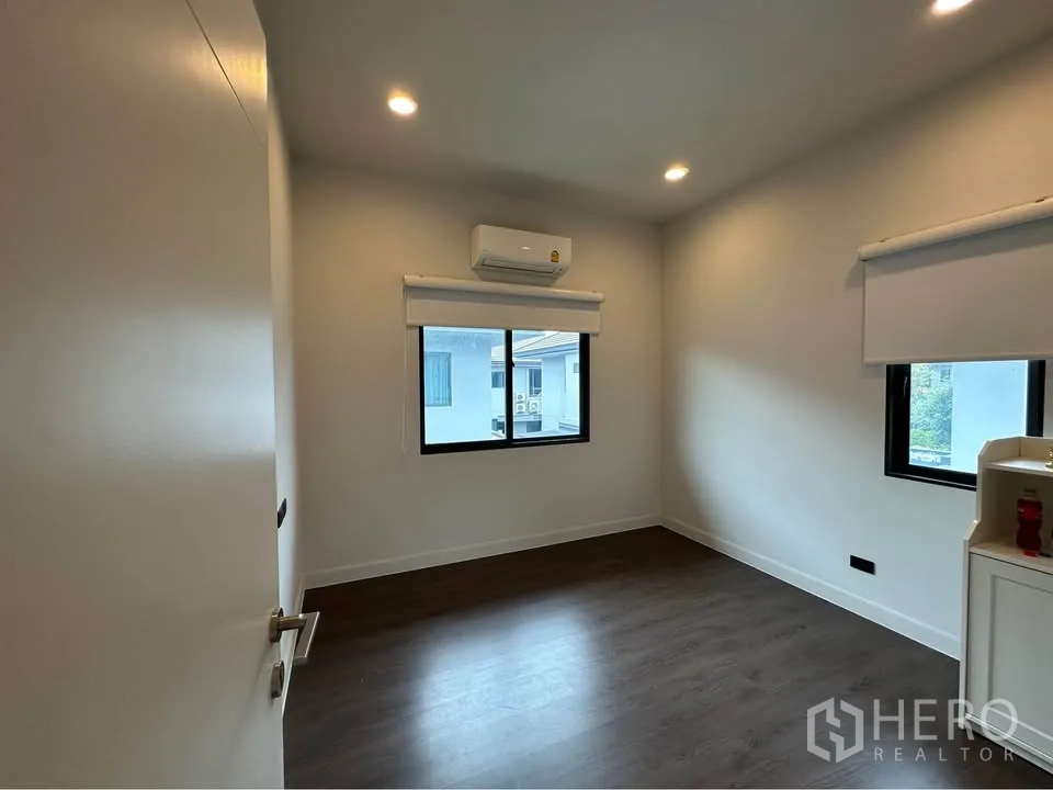 บ้านเดี่ยว for rent in Bang Kapi, Bangkok - ห้องนอนมีเครื่องปรับอากาศ หน้าต่างและมู่ลี่