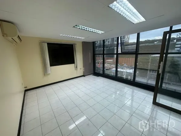 办公空间 出租在Bang Rak, Bangkok - 采光充足的办公室，落地窗、瓷砖地面与日光灯，可眺望城市景观。