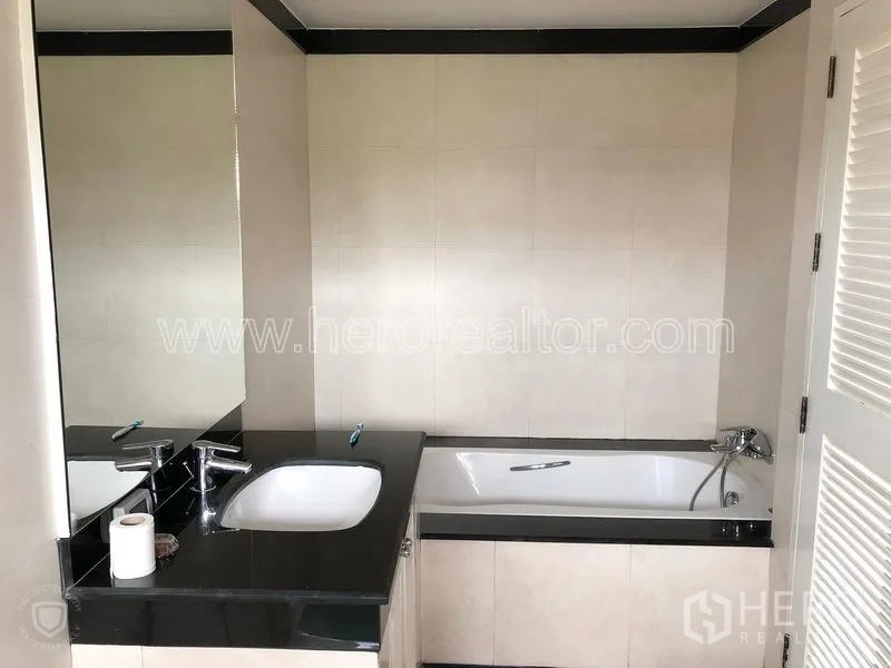 คอนโด ให้เช่าหรือขายในWatthana, Bangkok - ห้องน้ำสมัยใหม่พร้อมอ่างอาบน้ำ กระจกกว้าง และท็อปหิน