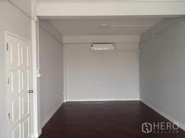 联排别墅 出租或出售在Din Daeng, Bangkok - 空房带空调，白色墙面和人字形木地板，可作卧室或办公室。