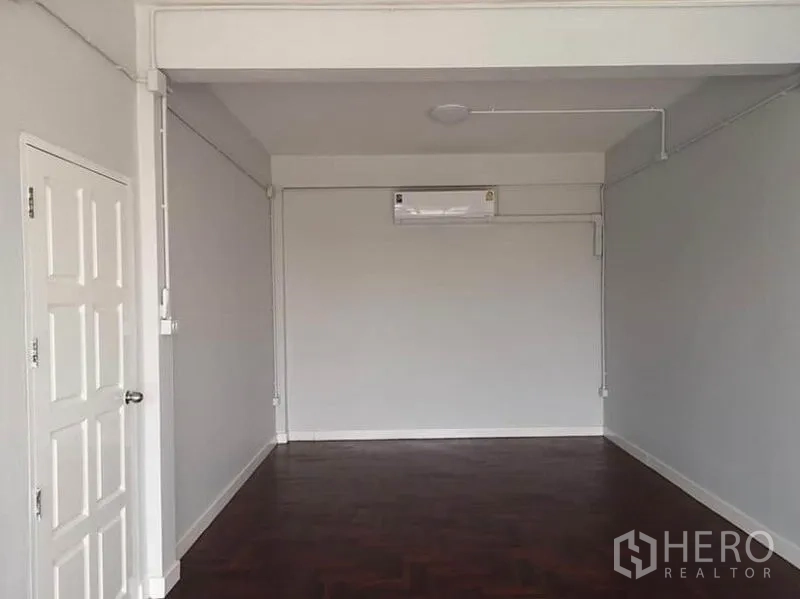 联排别墅 出租或出售在Din Daeng, Bangkok - 空房带空调，白色墙面和人字形木地板，可作卧室或办公室。