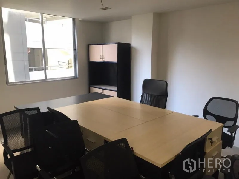 สำนักงาน ให้เช่าในKhlong Toei, Bangkok - โซนประชุมสว่างด้วยหน้าต่างบานใหญ่ โต๊ะทำงานแบบโมดูลาร์และเก้าอี้ตาข่าย