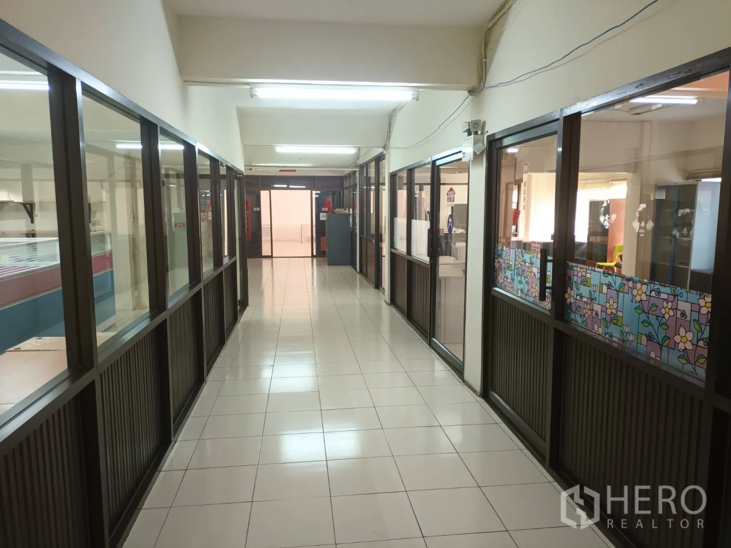 Warehouse for rent in Bang Phli, Samut Prakan - Bright hallway lined with glass offices inside the three-storey office section.