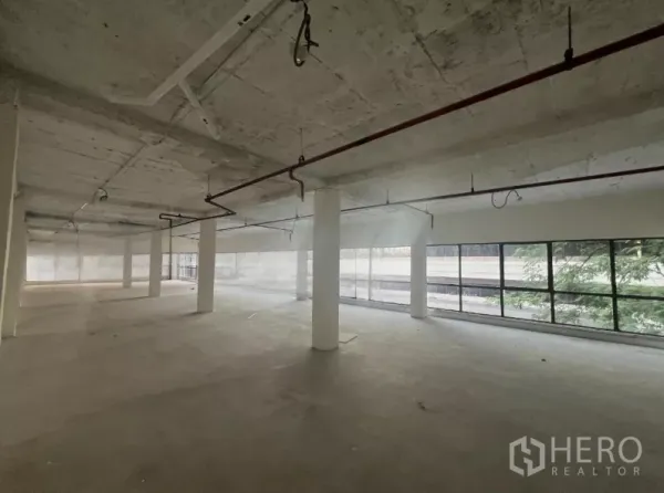 พื้นที่ขายปลีก ให้เช่าในWatthana, Bangkok - โถงโล่งติดแนวกระจกยาวมองเห็นถนน