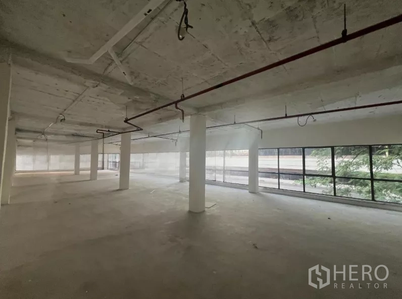 พื้นที่ขายปลีก ให้เช่าในWatthana, Bangkok - โถงโล่งติดแนวกระจกยาวมองเห็นถนน