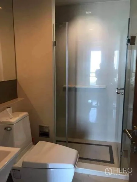 คอนโด ให้เช่าหรือขายในPhaya Thai, Bangkok - ห้องน้ำโทนสว่าง พร้อมตู้กระจกอาบน้ำ สุขภัณฑ์ และอ่างล้างหน้า
