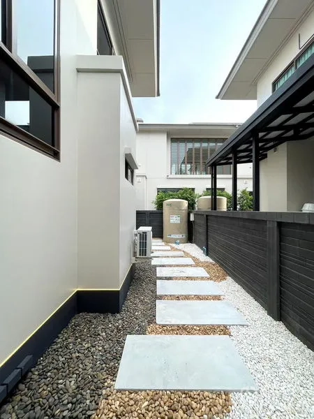 บ้าน ให้เช่าในBang Kapi, Bangkok - ด้านข้างบ้าน ทางเดินแผ่นทางเท้าโรยกรวด พร้อมแท็งก์บริการ