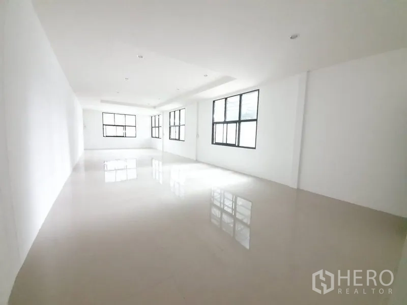 货栈 出租在Bang Khen, Bangkok - 室内广角视图，凸显充足装卸空间与多组卷门。