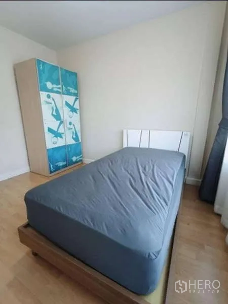 联排别墅 出租在Bang Kapi, Bangkok - 次卧，木地板，单人床与蓝色图案衣柜。