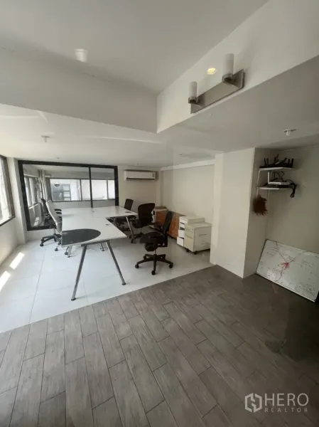 零售空间 出租在Watthana, Bangkok - 开放式办公区，摆放桌椅与文件柜，分体空调，木纹地砖。