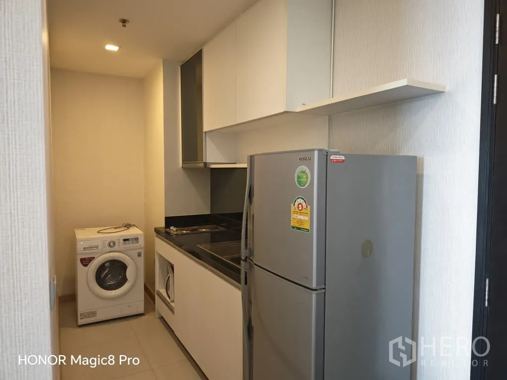 คอนโด for rent in Watthana, Bangkok - ครัวแยกท็อปสีดำ มีเตา อ่างล้างจาน ตู้เย็น และเครื่องซักผ้า