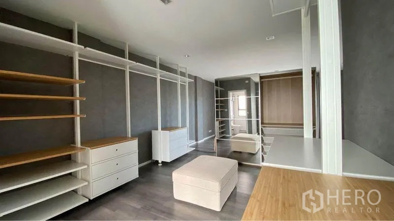 零售空间 出售在Bang Na, Bangkok - 带开放式搁架、抽屉与中央坐墩的大型展示/仓储室。