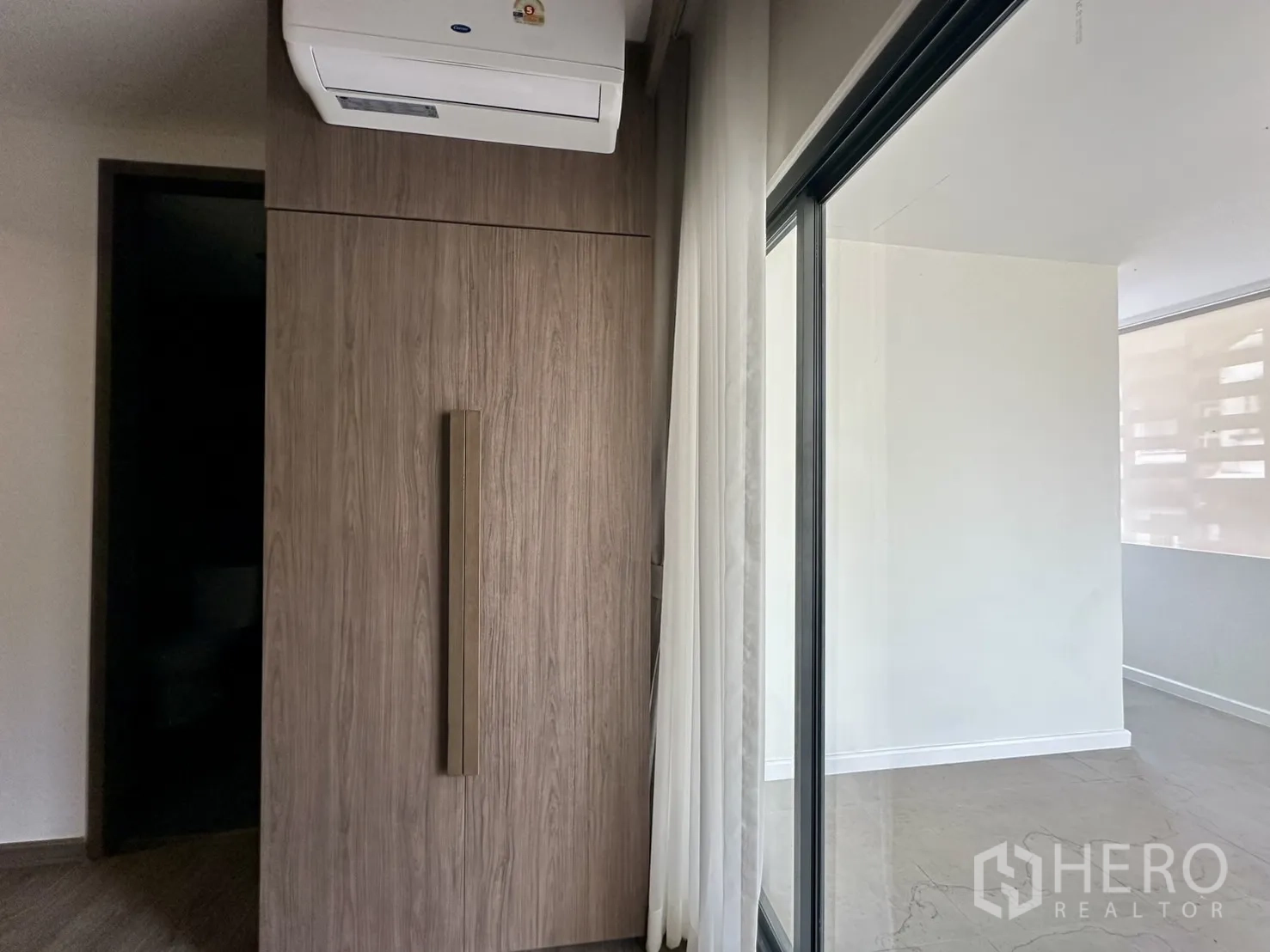 สำนักงานที่บ้าน ให้เช่าในPhra Khanong, Bangkok - ตู้เสื้อผ้าบิลท์อินข้างประตูกระจกออกสู่เทอเรซ