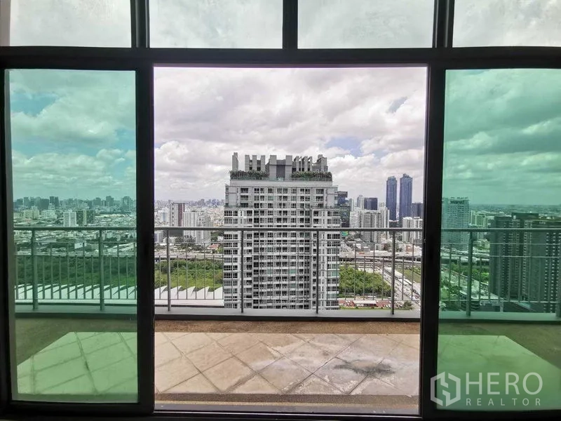 คอนโด ให้เช่าในRatchathewi, Bangkok - ประตูกระจกบานเลื่อนออกสู่ระเบียงกว้าง มองวิวเมืองกรุงเทพฯ