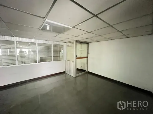 店屋 出售 - 带玻璃隔断的小型办公室，瓷砖地面