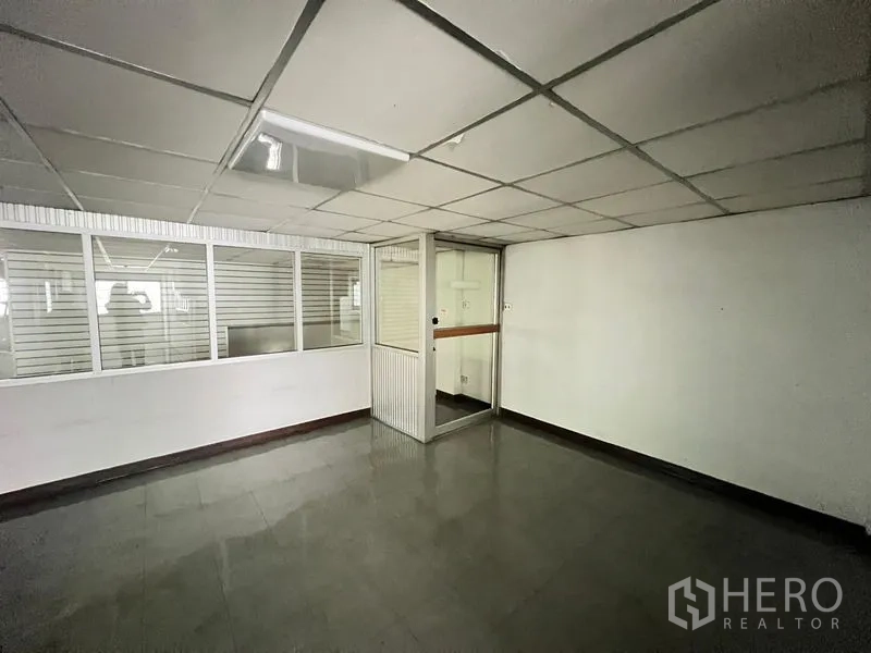 店屋 出售 - 带玻璃隔断的小型办公室，瓷砖地面