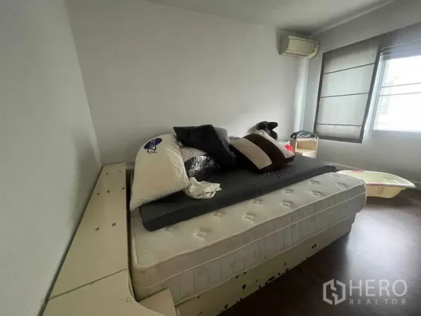 ทาวน์เฮาส์ ให้เช่าในBueng Kum, Bangkok - ห้องนอนมีหน้าต่าง แอร์ และที่นอนควีนไซส์