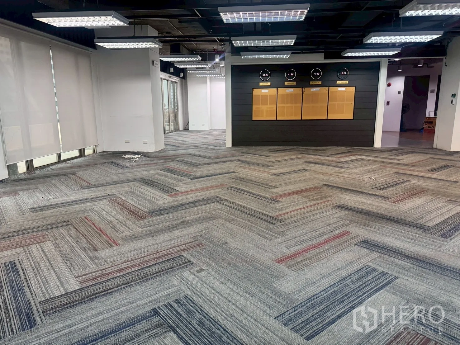 办公室 for rent in Watthana, Bangkok - 开放办公区配落地窗与卷帘，黑色展示墙设信息看板。