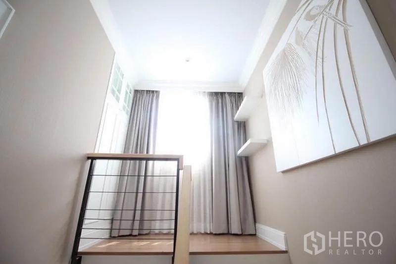 独立式住宅 出租或出售在Lat Phrao, Bangkok - 明亮的楼梯平台，现代扶手、搁板与大窗户。