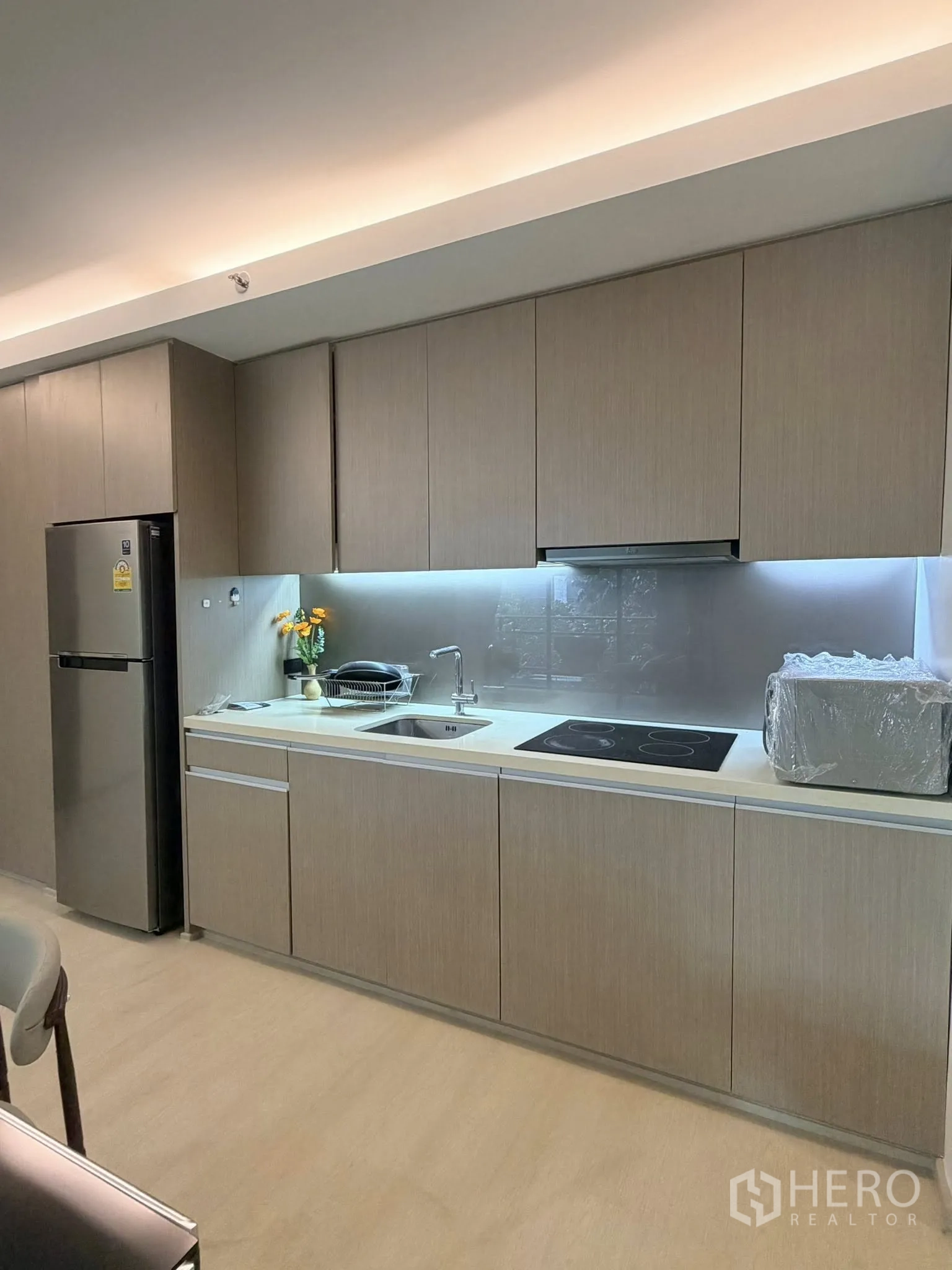 คอนโด for rent in Watthana, Bangkok - ครัวแพนทรีทันสมัยมีเตาไฟฟ้า อ่างล้างจาน และพื้นที่เก็บของ