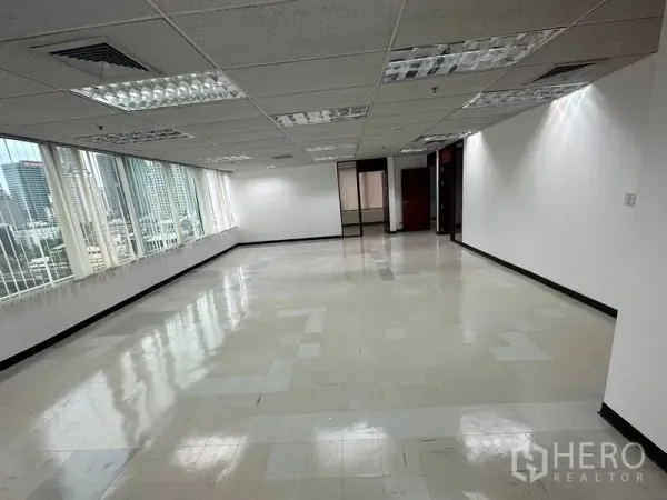 办公空间 出租在Chatuchak, Bangkok - 长形开放工作区，整排大窗可望曼谷天际线