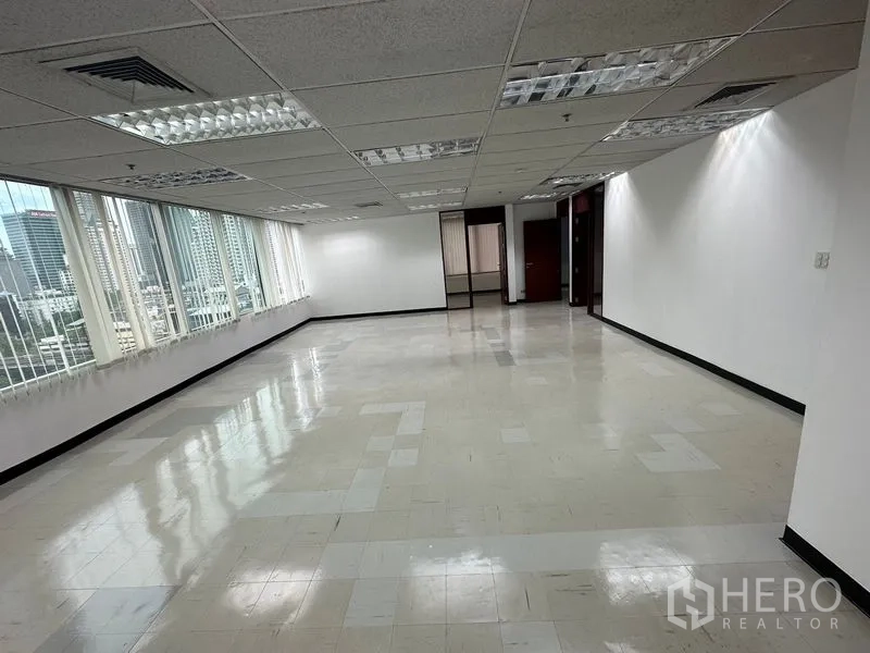 สำนักงาน ให้เช่าในChatuchak, Bangkok - โถงสำนักงานยาวมีหน้าต่างบานใหญ่เห็นวิวเมืองกรุงเทพฯ