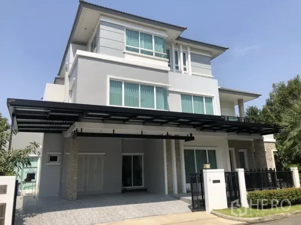 บ้าน ให้เช่าหรือขายในSaphan Sung, Bangkok - ด้านหน้าบ้านเดี่ยว 3 ชั้นสไตล์โมเดิร์น พร้อมหลังคาจอดรถและรั้วประตูรักษาความปลอดภัย