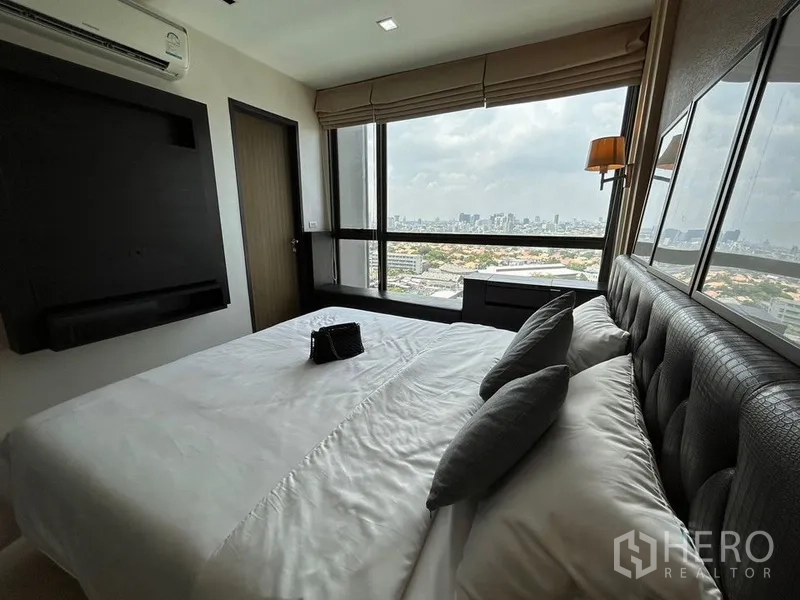 คอนโด ให้เช่าหรือขายในKhlong Toei, Bangkok - มุมห้องนอนกระจกเต็มบาน มองเห็นสกายไลน์กรุงเทพฯ แบบพาโนรามา