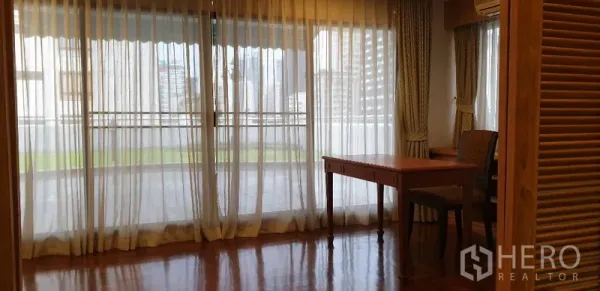 อพาร์ทเมนท์ ให้เช่าในWatthana, Bangkok - มุมทำงานสว่างใกล้หน้าต่างกระจกเต็มบาน มองออกไปยังระเบียงและวิวเมือง