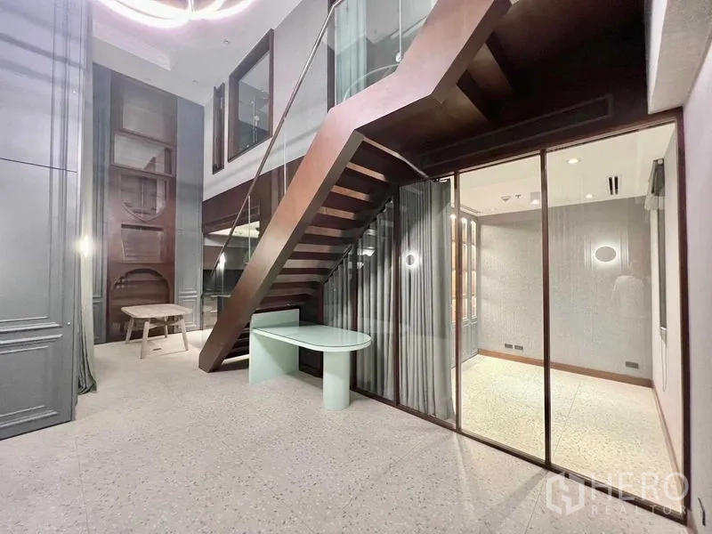 公寓 出售在Khlong Toei, Bangkok - 复式空间，悬浮楼梯、玻璃隔间与高天花。