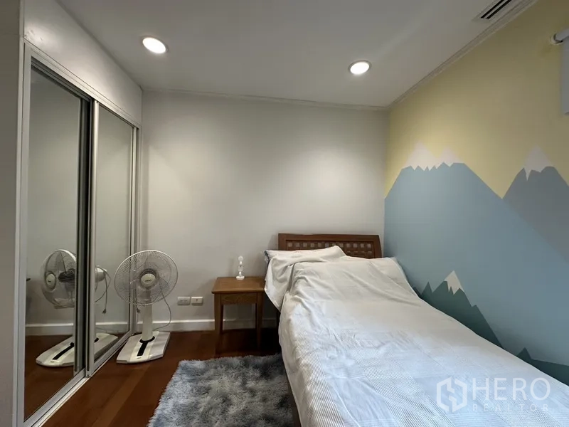 公寓 出租 - 次卧带单人床、镜面衣柜与木地板