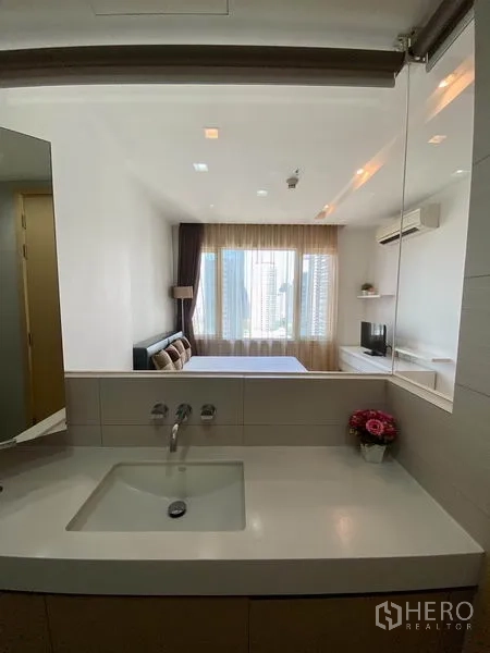 คอนโด ให้เช่าในKhlong Toei, Bangkok - โซนอ่างล้างหน้าห้องน้ำสมัยใหม่ มองเห็นห้องนอนผ่านผนังกระจก