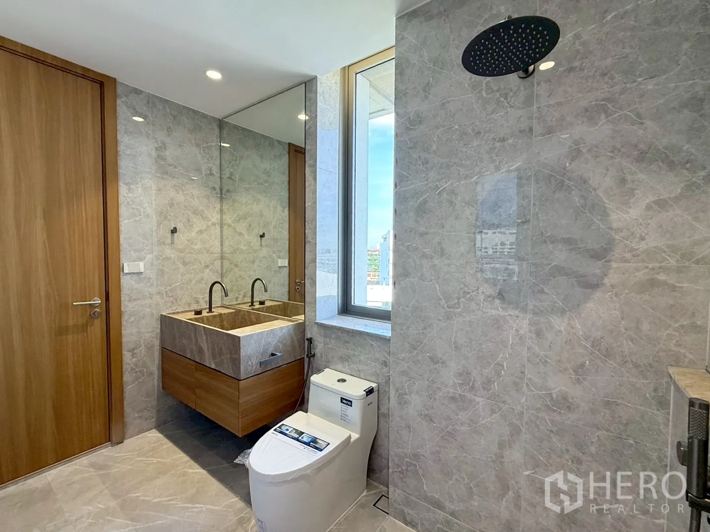 家庭办公室 for rent or sale in Watthana, Bangkok - 灰色大理石浴室，雨淋花洒与悬空台盆。