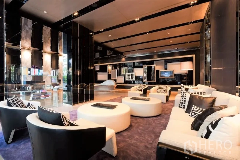คอนโด ให้เช่าในWatthana, Bangkok - ล็อบบี้เลานจ์สุดหรู เฟอร์นิเจอร์ร่วมสมัย โทนดำเงาและแสงสว่างนุ่มนวล