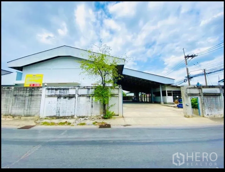 工厂 出租在Sam Phran, Nakhon Pathom - 临街工厂正门与宽敞车道及围墙。