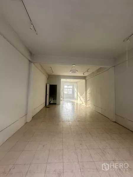 อาคารพาณิชย์ ให้เช่าในKhlong Toei, Bangkok - ชั้นล่างโล่งยาว พื้นกระเบื้องสีขาวและหน้าต่างด้านท้าย.