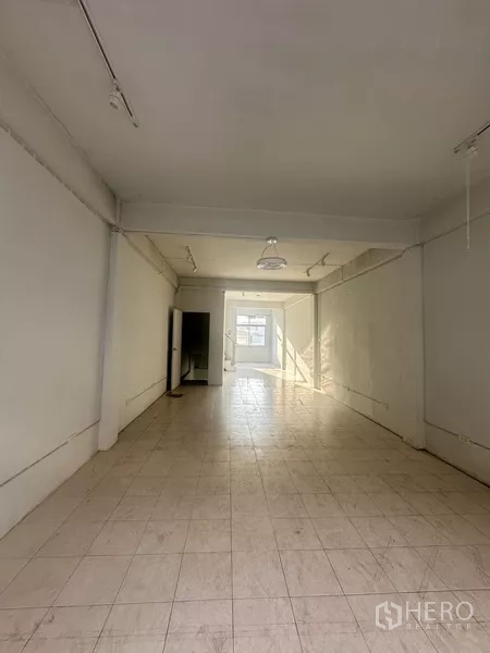 อาคารพาณิชย์ ให้เช่าในKhlong Toei, Bangkok - ชั้นล่างโล่งยาว พื้นกระเบื้องสีขาวและหน้าต่างด้านท้าย.