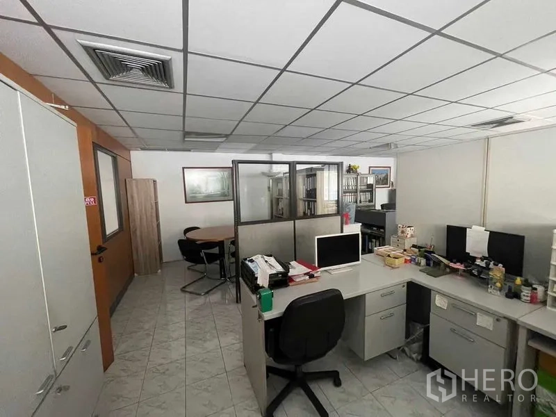 店屋 出租在Phaya Thai, Bangkok - 分隔式办公区，工作站与储物柜，位于帕亚泰商铺。