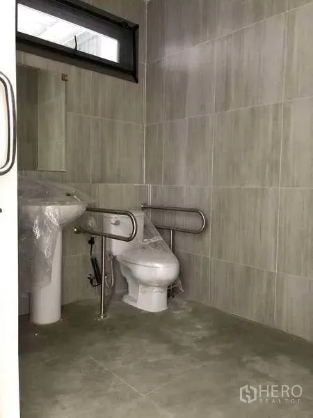 工厂 出租或出售在Samut Prakan - 瓷砖卫浴，配备无障碍扶手与采光窗。