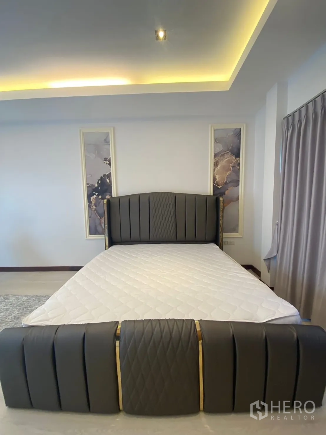 บ้าน ให้เช่าในSuan Luang, Bangkok - มุมมองเตียงหัวเตียงดีไซน์พิเศษ พร้อมไฟฝ้า