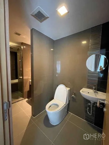 คอนโด ขายในWatthana, Bangkok - ห้องน้ำที่สองพร้อมโถสุขภัณฑ์และอ่างล้างหน้า ข้างในเป็นโซนอาบน้ำ